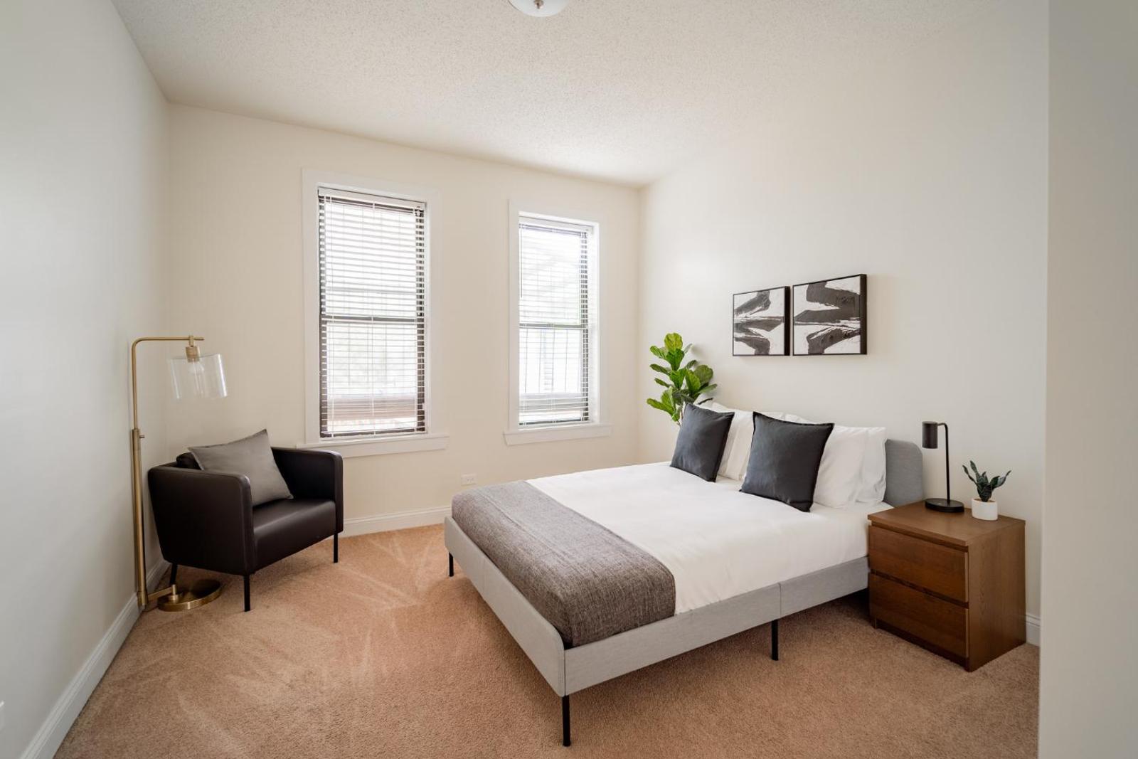 Spacious & Pristine 3BR Apt in Logan Square LO1 Main image 2